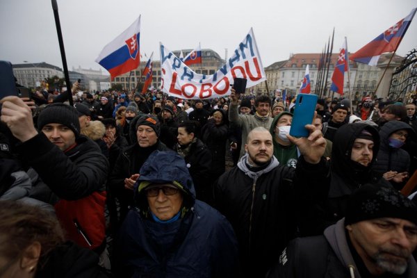 Koronavírus ONLINE: V Bratislave protestovali stovky ľudí bez rúšok, zomrelo ďalších 27 pacientov